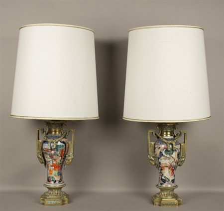 Coppia di portalampade in ceramica con finiture in bronzo. Fine XIX secolo....