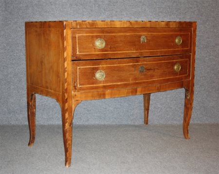 Comò due cassetti in legno di noce filettato in legni vari, fronte curvo....