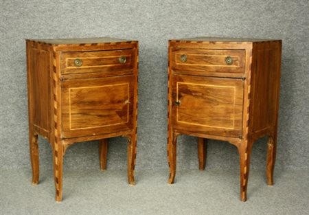 Coppia di comodini in legno di noce filettati in legni vari, fronte curvo....