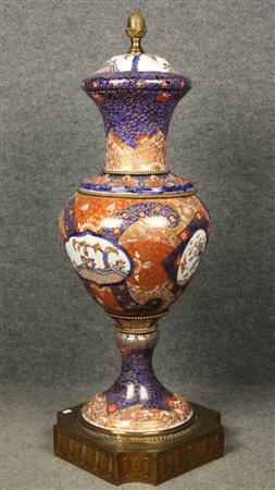 Vaso in porcellana dipinta a motivi chinoiserie con finiture in bronzo...