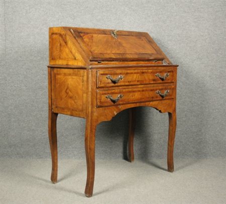 Ribaltina lastronata in legno di noce con filettature, radica di noce al...