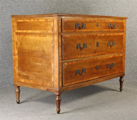 Cassettone Luigi XVI tre cassetti, lastronato in legno di noce e filettato a...