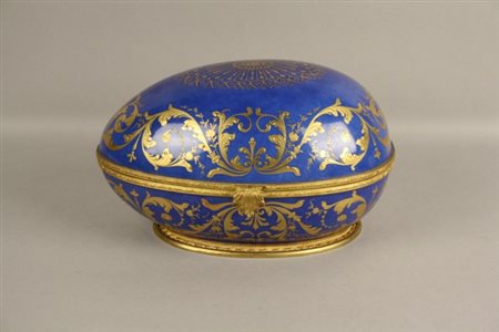 Scatola-portagioie a forma di uovo in porcellana bianca e blu con decorazioni...