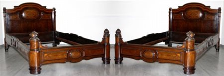 Coppia di letti in legno lastronato in bois de violette e intarsiati in...