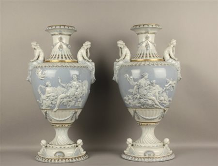 Coppia di vasi in porcellana bianca e azzurra a rilievo. Marcati sotto la...