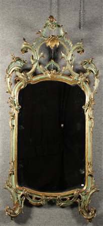 Specchiera in legno intagliato, laccato e dorato. Lombardia. XVIII secolo....
