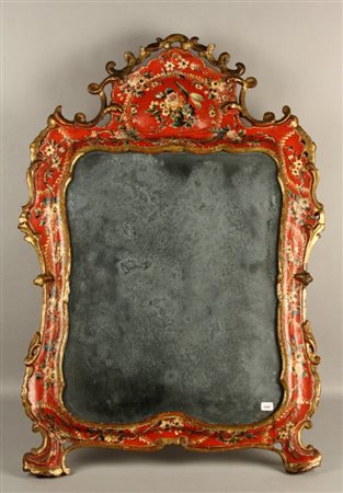 Specchierina in legno intagliato e laccato rosso dipinta con decorazioni...