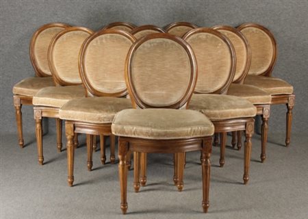 Dieci sedie in legno di noce in stile Luigi XVI. Mis. Lung. cm. 49 Alt. cm....