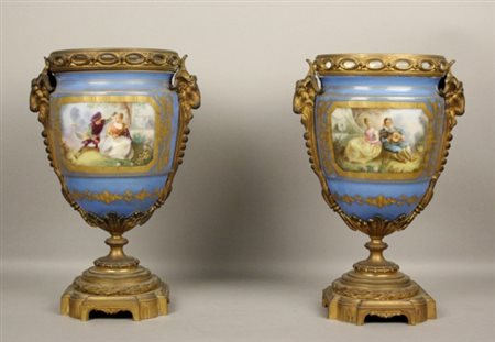 Coppia di vasi in porcellana con bronzi cesellati e dorati, decorati con...