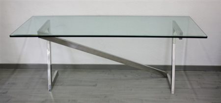 Tavolo in ferrocromo con piano in cristallo. Anni '70-'80. Mis. Lung. cm. 185...