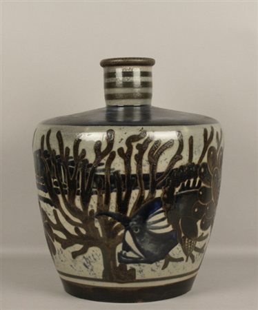 Vaso in terracotta smaltata decorata con soggetti floreali. Francia. XX...