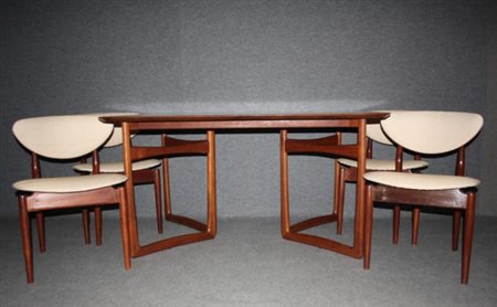 Tavolo e quattro sedie in legno di teak, tipo svedese. Misure tavolo. 100x140...