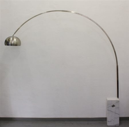 Lampada da terra ad arco con basamento in marmo bianco. Tipo CASTIGLIONI. XX...