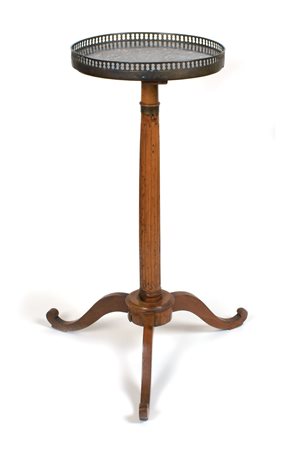 GUERIDON IN CILIEGIO Francia, XIX Sec. piano in marmo delimitato da...