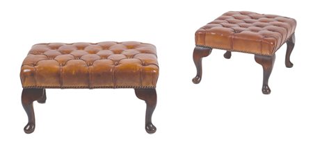 COPPIA DI SGABELLI IN PELLE CAPITONNE Inghilterra, XX Sec. piedini di linea...