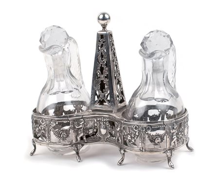 OLIERA IN ARGENTO manifattura europea, XIX Sec. sbalzata e decorata a motivi...