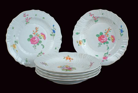 SEI PIATTI IN PORCELLANA Vienna, XIX Sec. su fondo bianco dipinti in...