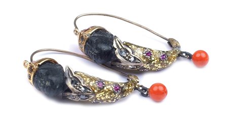 ORECCHINI MORETTI IN ORO GIALLO, ROSSO E ARGENTO con smalto policromo e due...