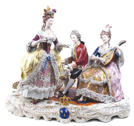 GRANDE GRUPPO IN PORCELLANA Capodimonte, fine XIX Sec. dipinto in policromia...