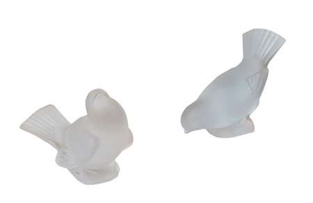 COPPIA DI PASSEROTTI IN CRISTALLO SATINATO Francia, XX Sec. uno firmato...