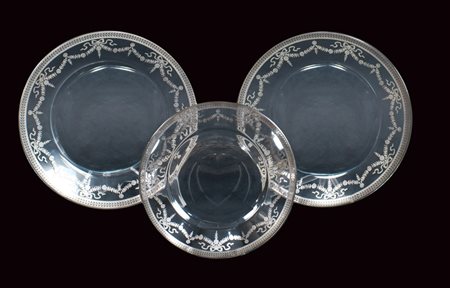 SERVIZIO DI 36 PIATTI IN VETRO XX Sec. con bordo decorato argento a motivo...