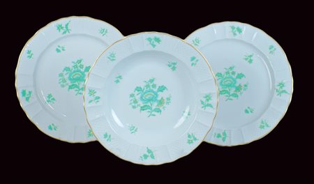 SERVIZIO DI 48 PIATTI IN PORCELLANA LIMOGES Francia, XX Sec. decoro verde con...