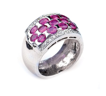 ANELLO A FASCIA IN ORO BIANCO 18KT con rubini ovali per ct 3,5 circa e...