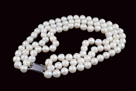 COLLANA A TRE FILI DI PERLE COLTIVATE di forma irregolare disposte a...