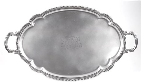 GRANDE VASSOIO IN ARGENTO GORHAM Usa, inizio XX Sec. corpo sbalzato con...
