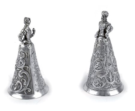 COPPIA DI CAMPANELLI IN ARGENTO Germania, XIX Sec. sbalzati ed incisi a...