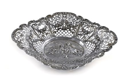 CESTINO IN ARGENTO Germania, XIX Sec. traforato ed inciso a motivi floreali e...