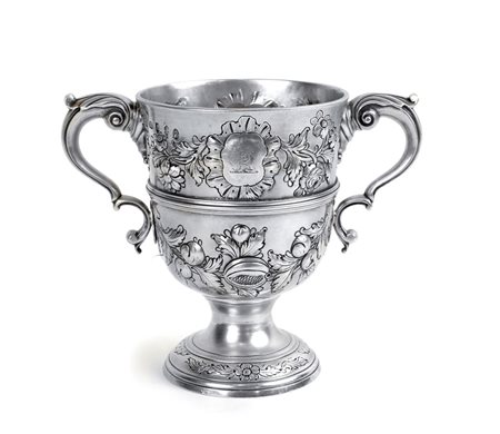 COPPA IN ARGENTO A DUE MANICI Dublino, 1770 corpo sbalzato ed inciso a motivi...