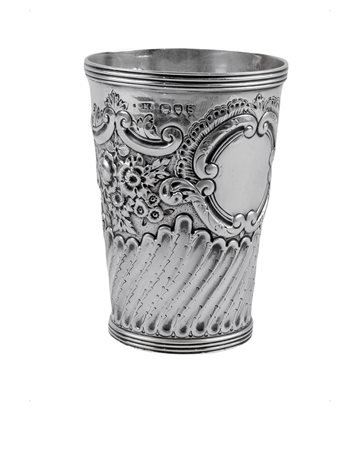 BOCCALINO IN ARGENTO Londra, 1893 sbalzato a motivi floreali e centrato da...