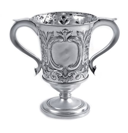 COPPA IN ARGENTO Londra, 1828 corpo sbalzato a motivi floreali e di volute...