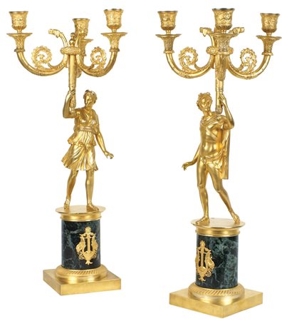COPPIA DI CANDELABRI IN BRONZO DORATO Francia, XIX Sec. finemente cesellato a...