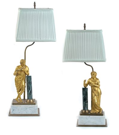 COPPIA DI LAMPADE IN BRONZO Francia, XIX Sec. dorato e cesellato a...