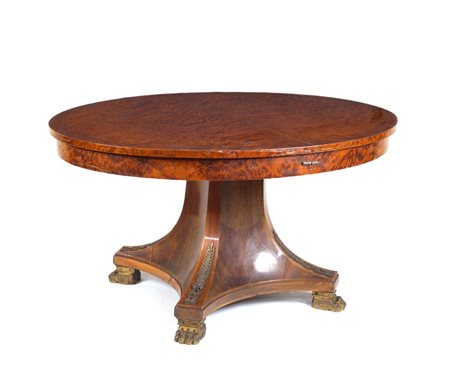 TAVOLO DA PRANZO IN RADICA Francia, XIX Sec. in radica, piano ovale apribile...