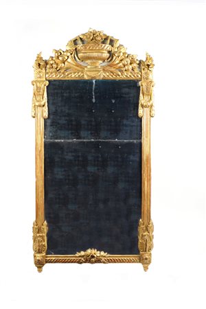 GRANDE SPECCHIERA IN LEGNO INTAGLIATO E DORATO Francia, XIX Sec. cornice...