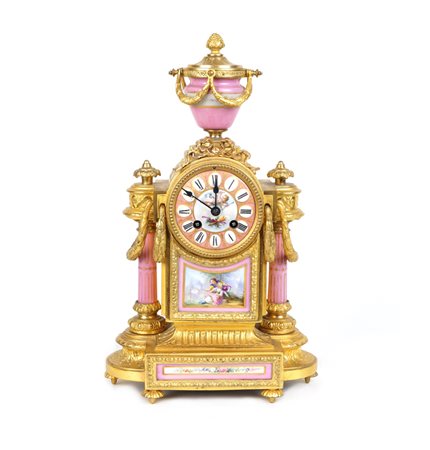 OROLOGIO DA TAVOLO IN BRONZO DORATO Francia, XIX Sec. e finemente cesellato...