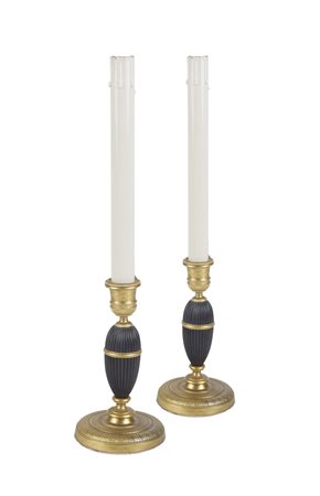 COPPIA DI CANDELIERI IN BRONZO DORATO E BRUNITO XX Sec. base circolare...