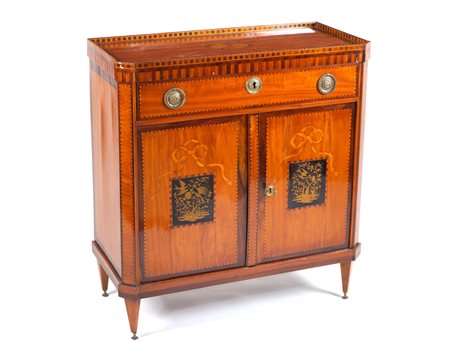CREDENZA IN SATINWOOD Inghilterra, XIX Sec. intarsiata e filettata in legni...