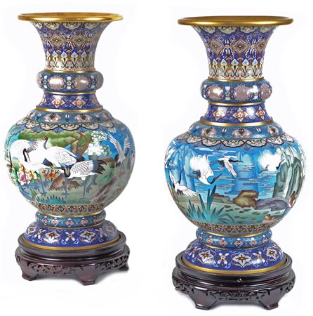 COPPIA DI VASI IN SMALTO CLOISONNE Giappone, XIX Sec. struttura in bronzo...