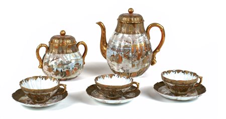 SERVIZIO DA THE IN PORCELLANA Giappone, XIX Sec. dorata e decorata in...