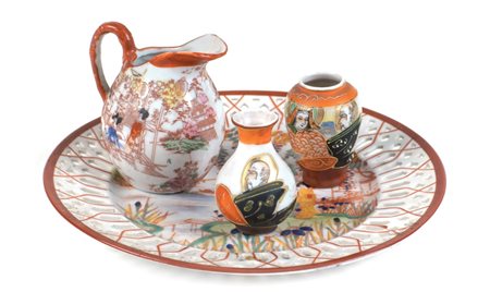 QUATTRO PEZZI IN PORCELLANA Giappone XX Sec. fogge e manifatture diverse...