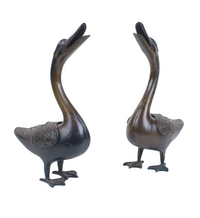 COPPIA DI BRUCIAPROFUMO IN BRONZO BRUNITO Cina, XX Sec. a foggia di oche...