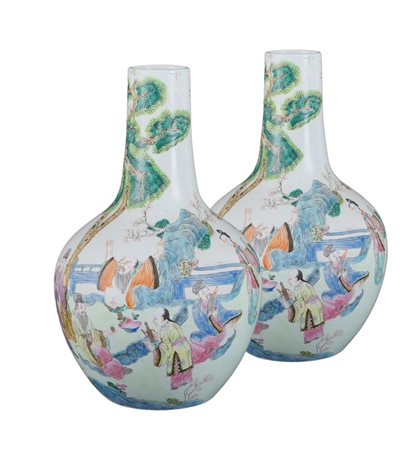 COPPIA DI VASI IN PORCELLANA Cina, XX Sec. dipinti in policromia a motivi di...