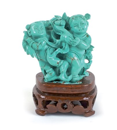 SCULTURA IN TURCHESE NATURALE Cina, XX Sec. con fanciulli, e motivi floreali,...