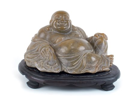 FIGURA DI BUDDHA IN PIETRA SAPONARIA Cina, XIX Sec. poggiante su base in...
