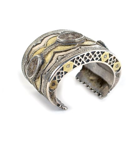 PARTICOLARE BRACCIALE SCHIAVA IN ARGENTO Marocco, XX Sec. sbalzato ed inciso...