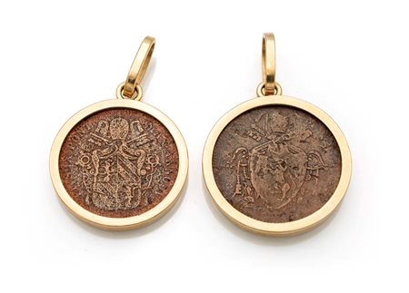 Coppia di pendenti in oro e baiocchi. Oro giallo 750/000. Peso complessivo...